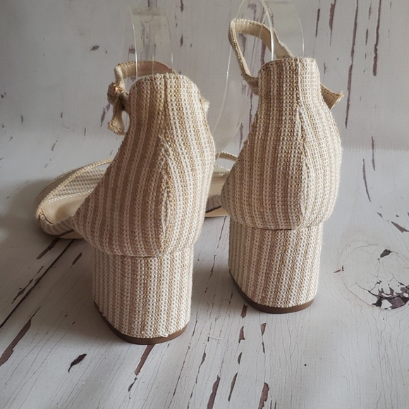 Lulus 8.5 ankle strap block heel open toe - Picture 4 of 7